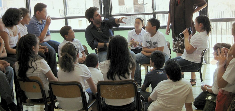 Aldo Pecora con i bambini di una scuola elementare siciliana