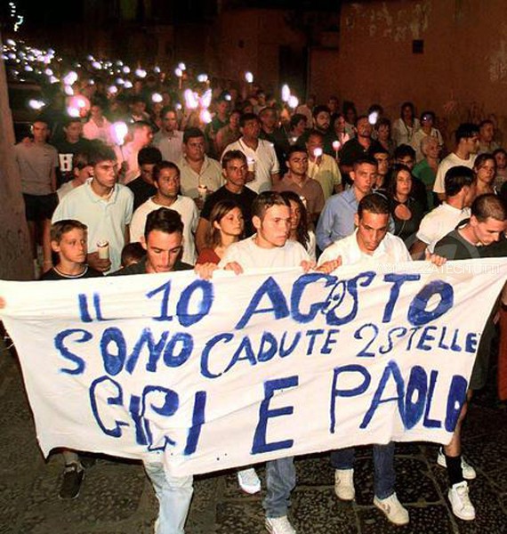 Un corteo a Pianura ricorda i due ragazzi, Gigi e Paolo, vittime innocenti della camorra
