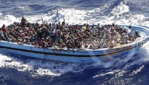 Migranti in mare a bordo di un barcone